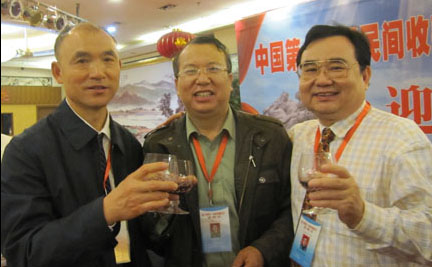 A20、與中國收藏家協會副會長兼秘書長楊晉英（左）、收藏家黃天發（右）在福州鼓山留影（2011年11月26日）